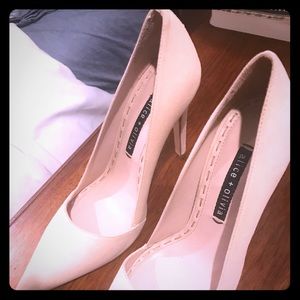 Size 10 nude Alice + Olivia never been worn pumps.